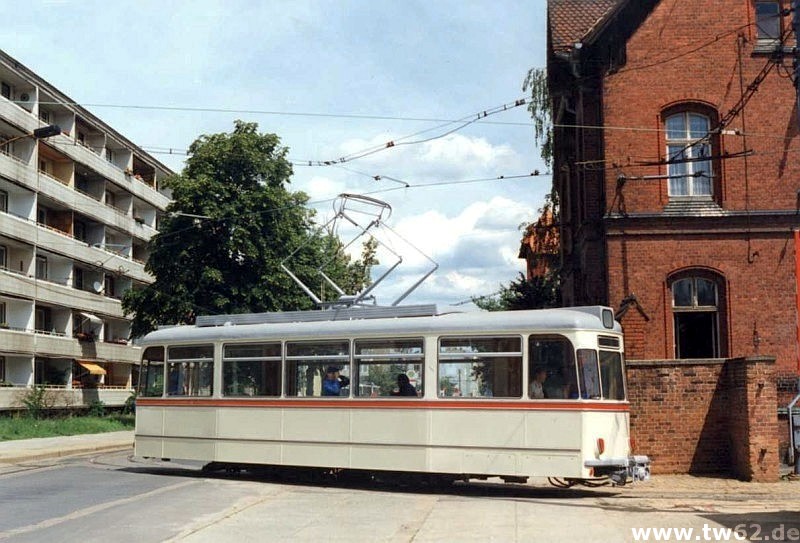 TW 62 rangiert rückwärts in den Betriebshof Berliner Straße. Auf der Berliner Straße lagen das eine Streckengleis damals auf der linken Seite. Die Straßenbahn fuhr in stadtwärtige Richtung den Autos auf deren Spur entgegen. Eine vergleichbare Sitatuion gibt es heute noch Cottbus-Madlow auf der Linie 3.