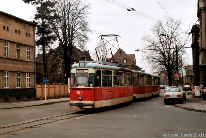 TW 162 in der Kreuzung Berliner Stra�e/Schiller Stra�e. Der Triebwagen 62 wurde 1990 in 162 umgezeichnet, weil die KT4D ab der Nummer 1 fortlaufend nummeriert mit weiteren Lieferungen in diesen Nummernbereich vordrangen.
